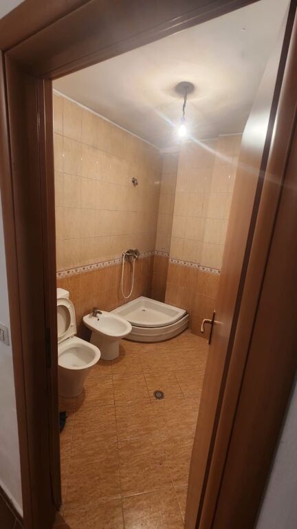 JEPET ME QERA – APARTAMENT 2+1 📍 Rr. Irfan Tomini, pranë Karburant Kastrati