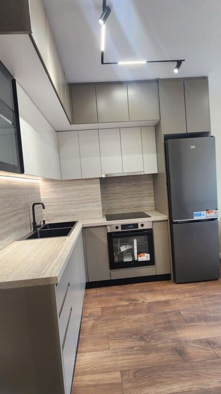 L'appartamento ha una superficie totale = 53 m2, mentre la superficie netta = 46 m2.