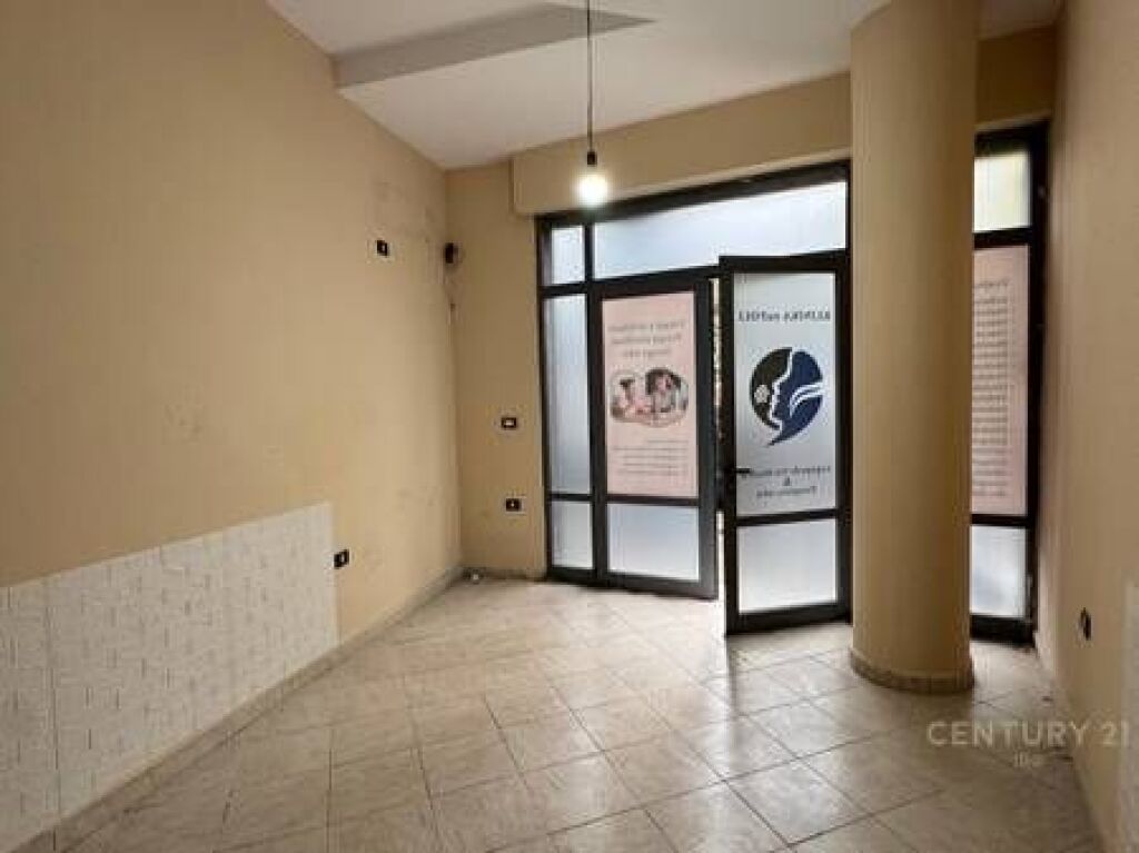 NEGOZIO IN VENDITA VICINO ALLA SCUOLA NIKET DARDANI, XHAMLLIK !