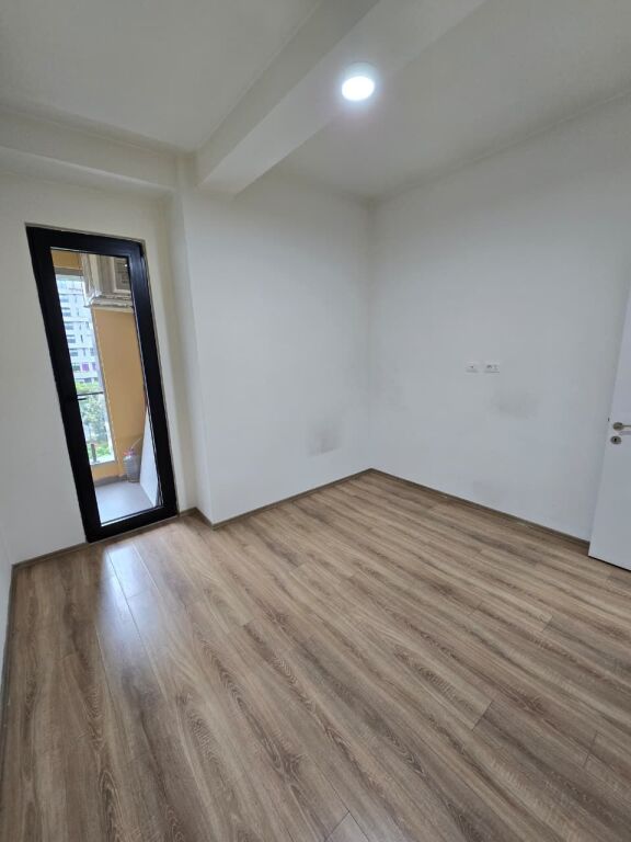 🏢 Jepet me Qira Zyrë 2+1 – Square 21