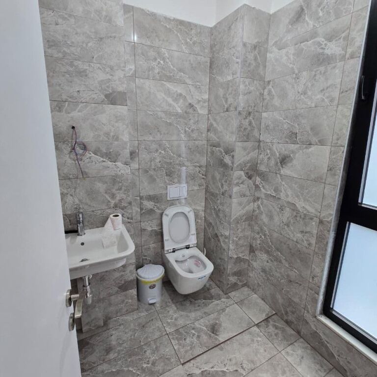 🏢✨ Jepet Zyrë me Qira – Square 21, Tiranë ✨🏢