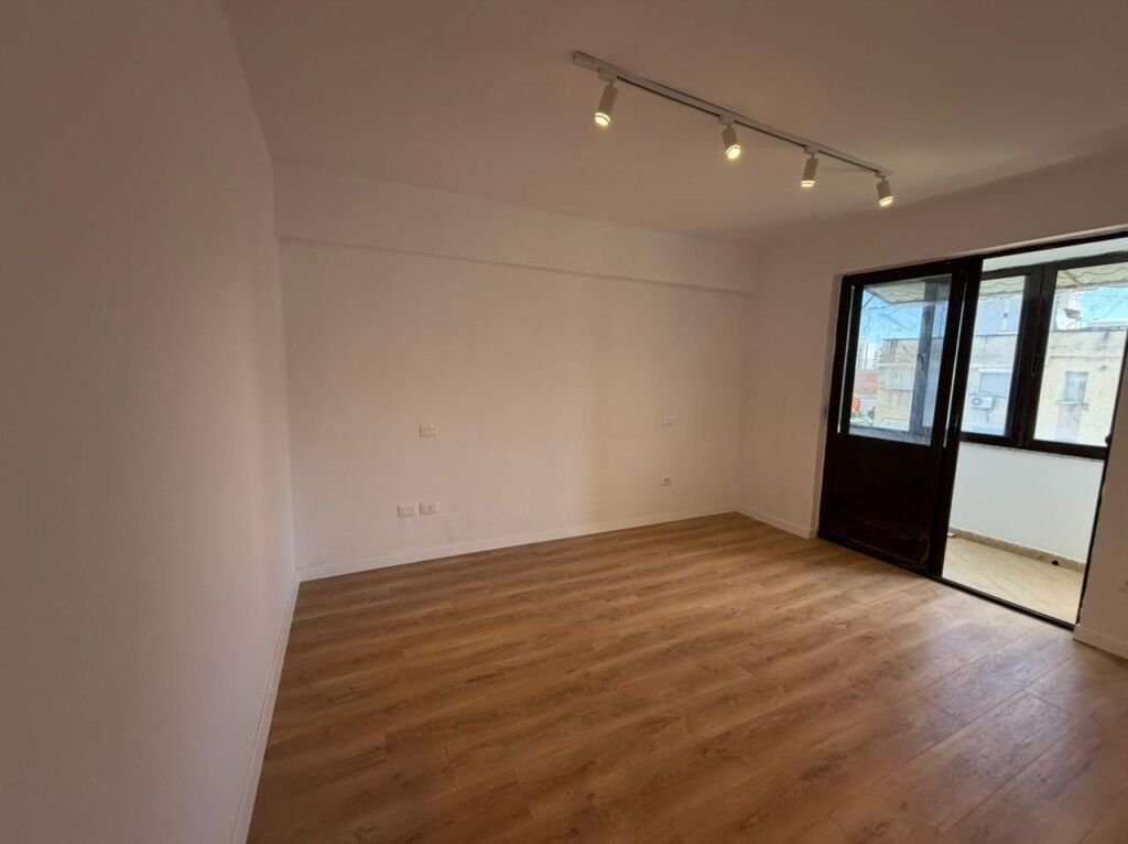 Shitet apartament 2+1