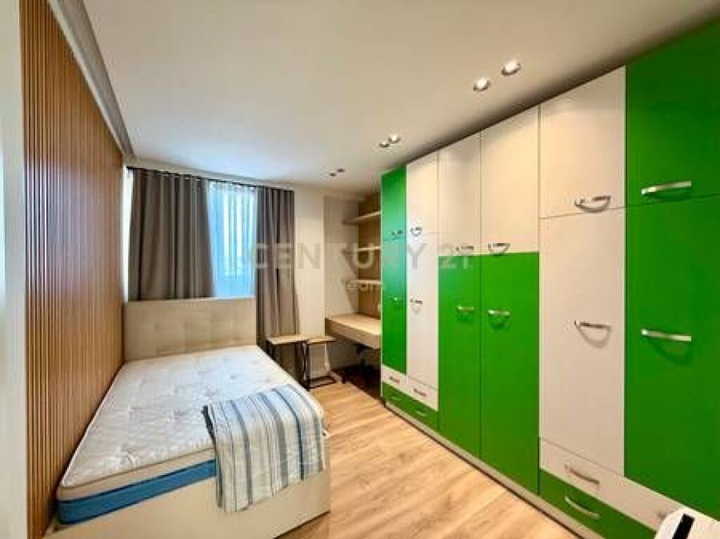 QIRA, APARTAMENT 3+1+2 + DEPO, RRUGA E KAVAJES!