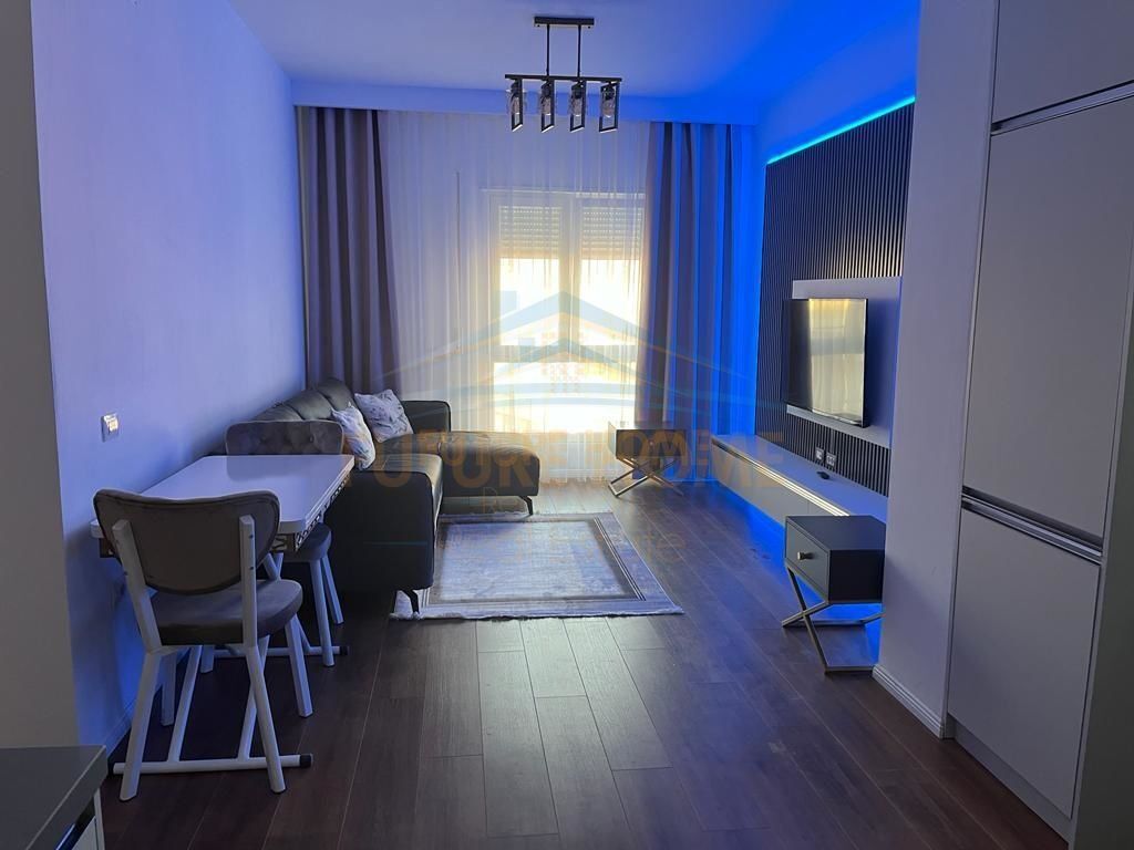 Shitet Apartament 1+1+Post Parkimi, Rruga e Barrikadave