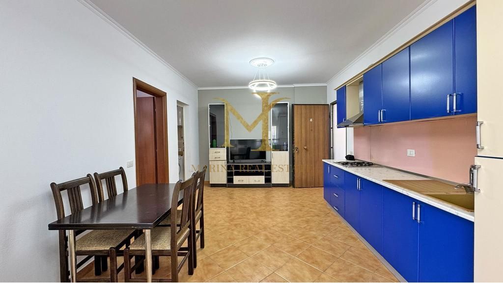 Shitet apartament 1+1. Kati 4, pa ashensor. Shkembi Kavajes, afer Bonita