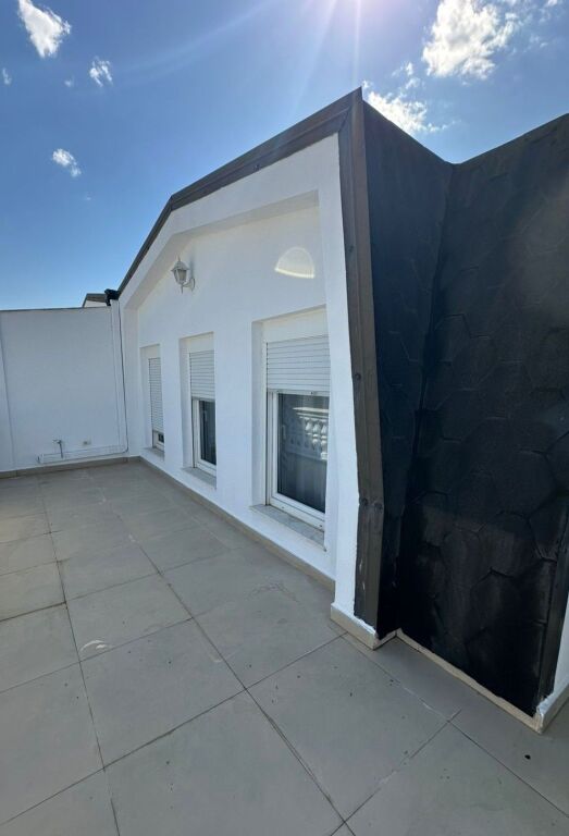 AFFITTASI VILLA SU 4 PIANI – White House, TEG