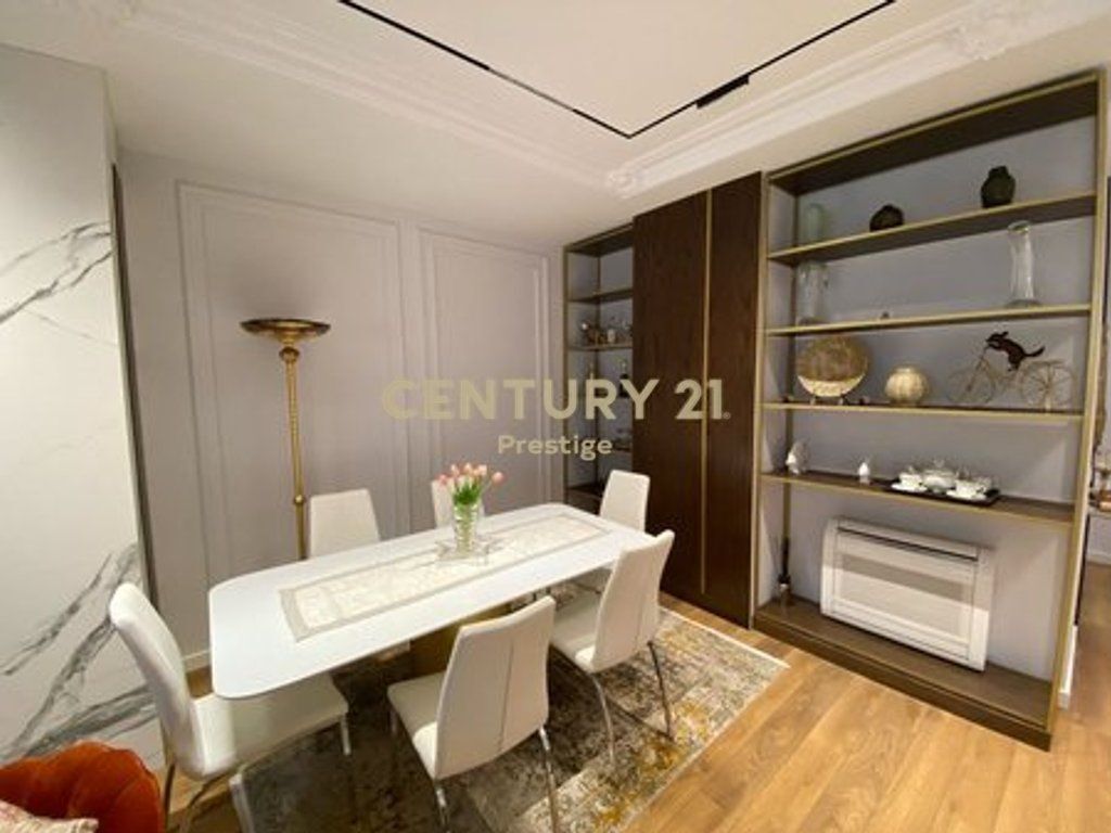 Apartment 2+1+2+Parking Space for rent at Barricades Street
