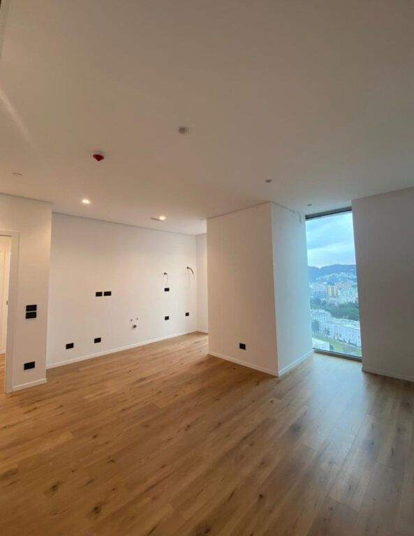 🏢 Zyrë me Qira – Downtown One, Tiranë