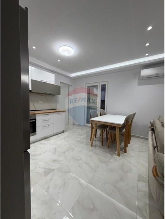 A 3+1 villa floor is for rent in Selitë.