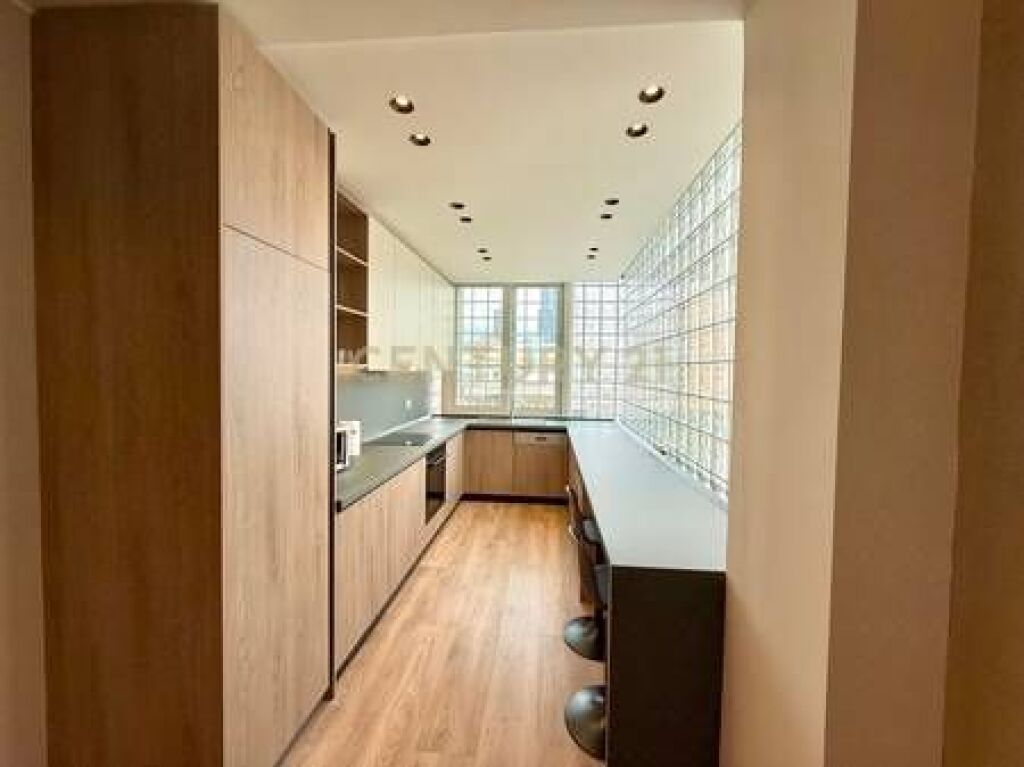 QIRA, APARTAMENT 3+1+2 + DEPO, RRUGA E KAVAJES!