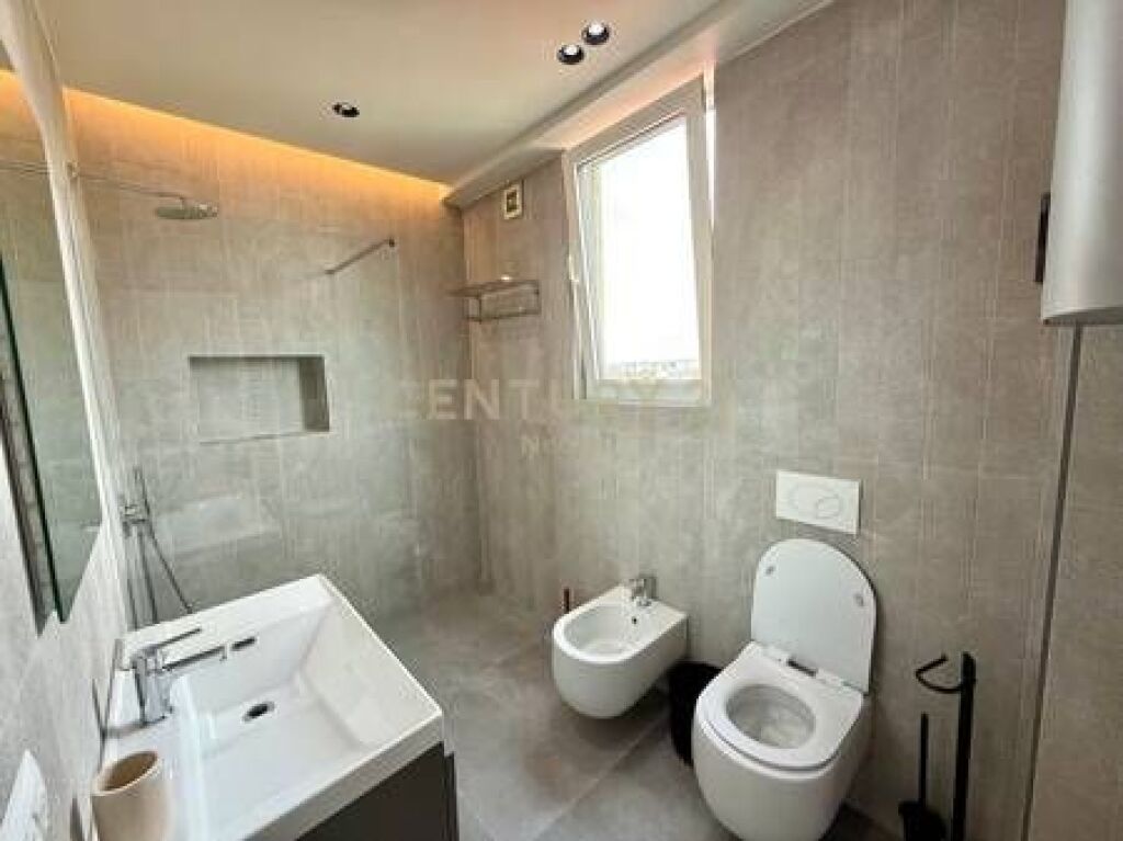 QIRA, APARTAMENT 3+1+2 + DEPO, RRUGA E KAVAJES!