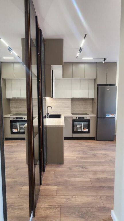 L'appartamento ha una superficie totale = 53 m2, mentre la superficie netta = 46 m2.