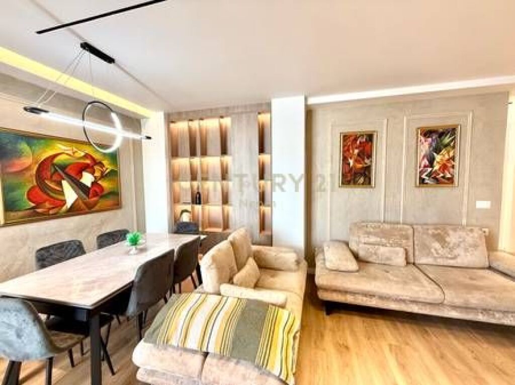 QIRA, APARTAMENT 3+1+2 + DEPO, RRUGA E KAVAJES!