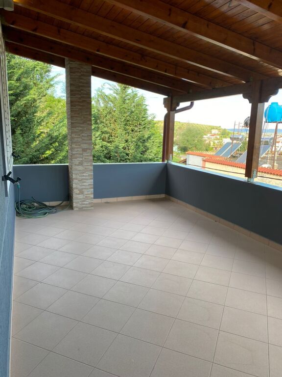 Casa su 2 piani in vendita a Kutalli – 600m² di terreno, casa anche opportunità di business sulla strada principale