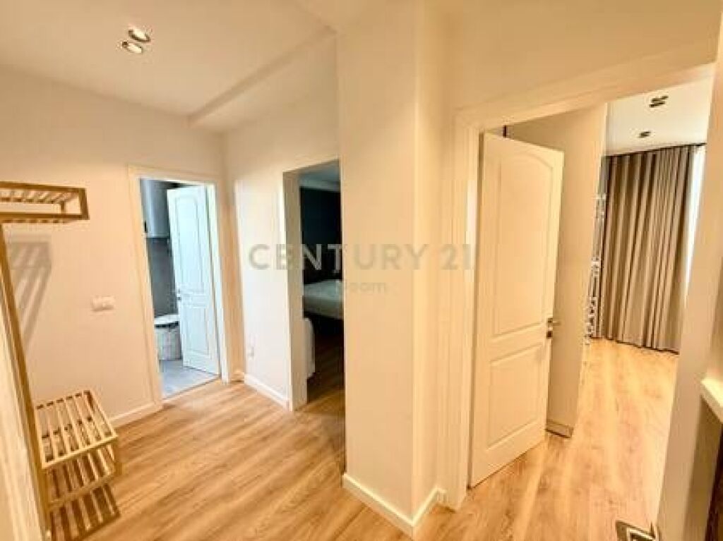 QIRA, APARTAMENT 3+1+2 + DEPO, RRUGA E KAVAJES!
