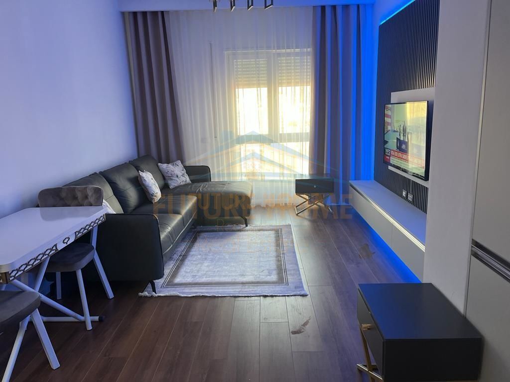 Shitet Apartament 1+1+Post Parkimi, Rruga e Barrikadave