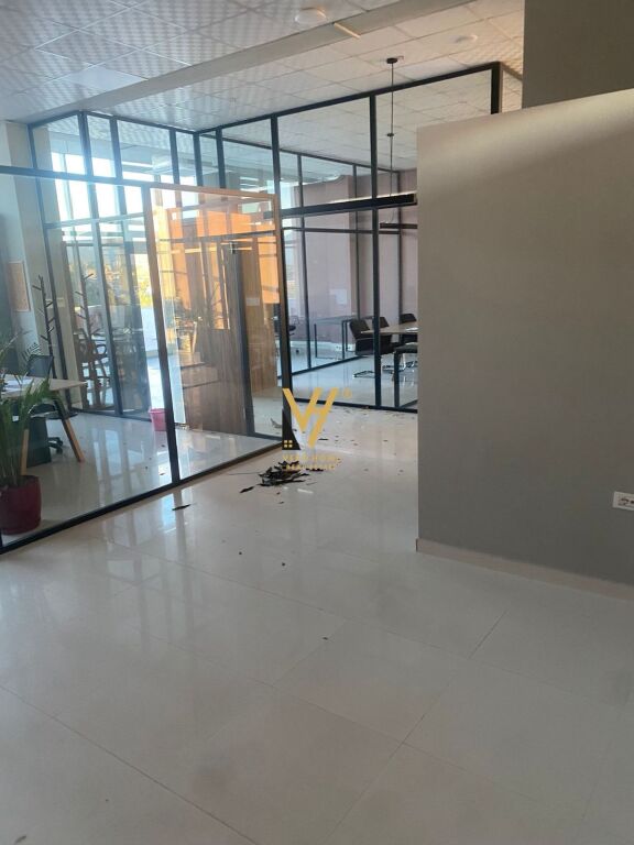 OFFICE 250 M2 FOR RENT IN SAUK 2,000 EURO
