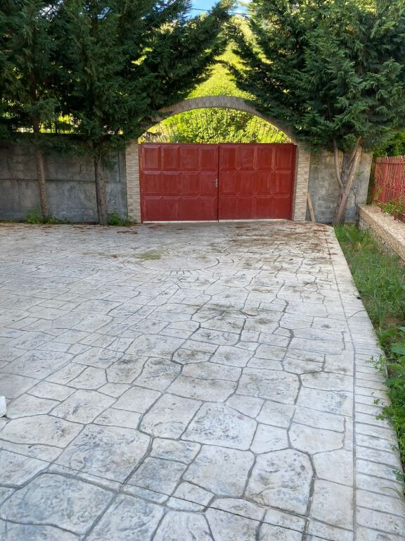 Casa su 2 piani in vendita a Kutalli – 600m² di terreno, casa anche opportunità di business sulla strada principale