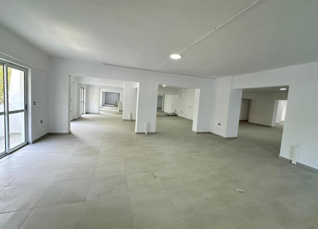 🏢 AMBIENTE OPEN SPACE IN VENDITA – Via Dritan Hoxha