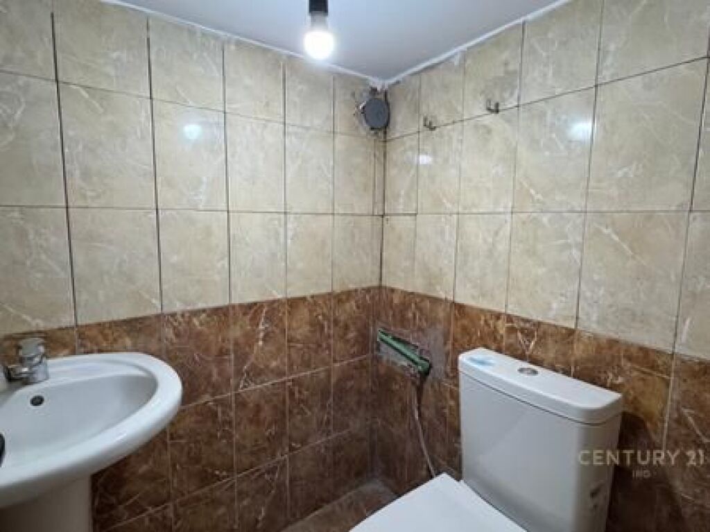 NEGOZIO IN VENDITA VICINO ALLA SCUOLA NIKET DARDANI, XHAMLLIK !