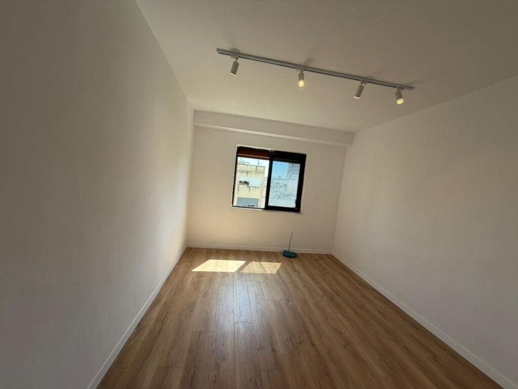 Shitet apartament 2+1