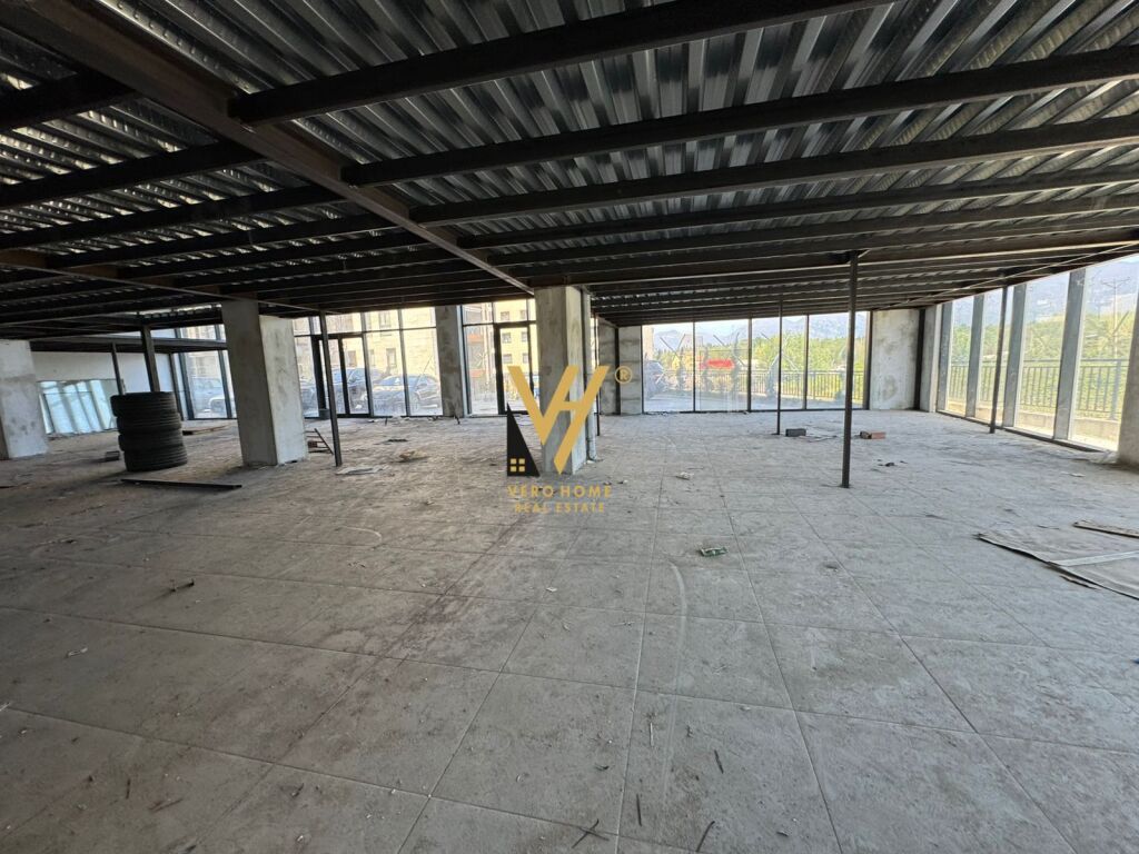 SHITET AMBIENT BIZNESI 820 M2 TE LIQENI I THATE 2.500.000 EURO