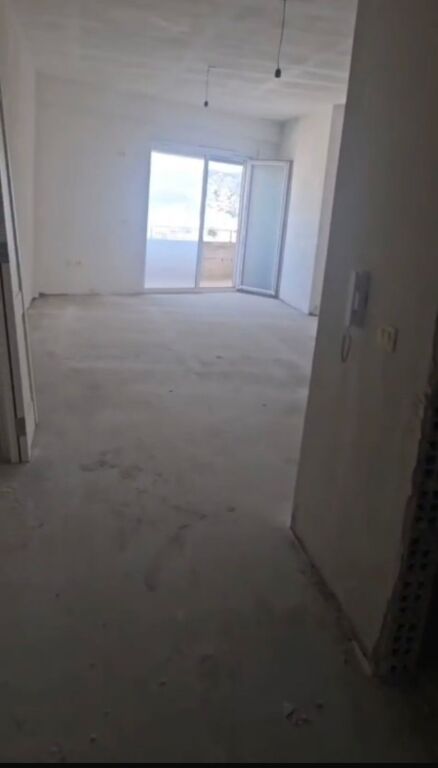 Shitet  okazion apartament 3+1 elezaj ali demi vlore