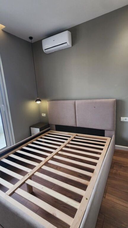 L'appartamento ha una superficie totale = 53 m2, mentre la superficie netta = 46 m2.