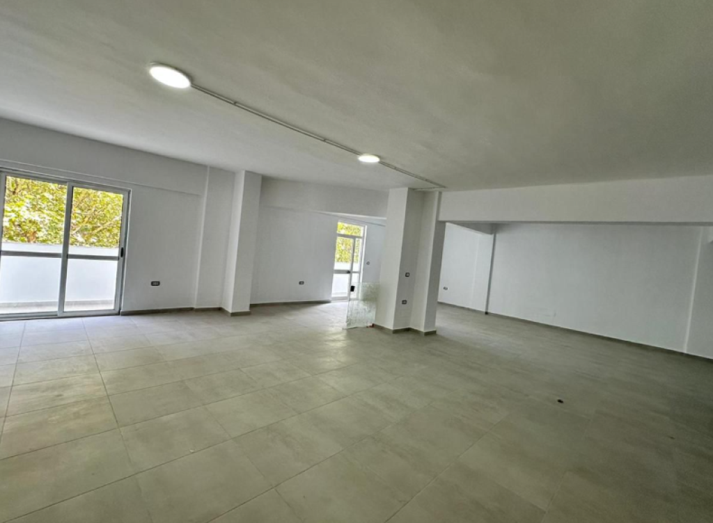 🏢 AMBIENTE OPEN SPACE IN VENDITA – Via Dritan Hoxha