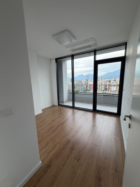 Ufficio in affitto, 4 ambienti di lavoro e 2 bagni in affitto vuoti, LakeView Residence