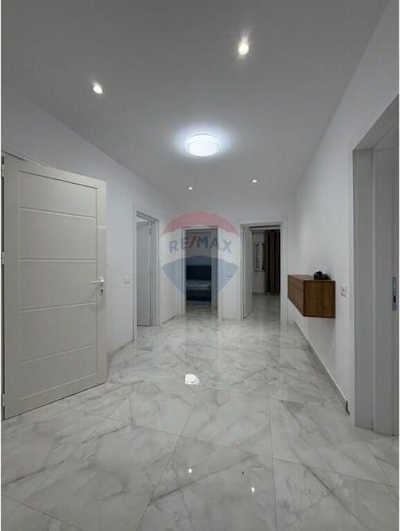 A 3+1 villa floor is for rent in Selitë.