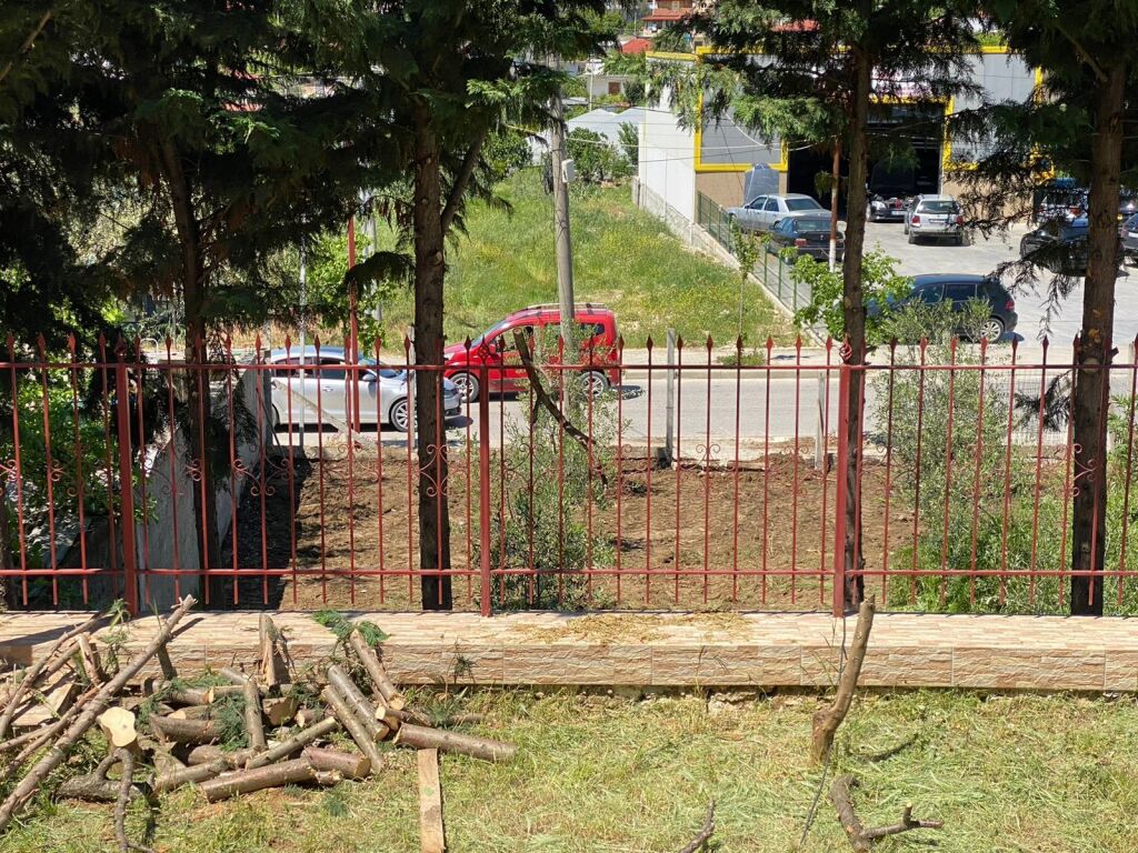 Casa su 2 piani in vendita a Kutalli – 600m² di terreno, casa anche opportunità di business sulla strada principale