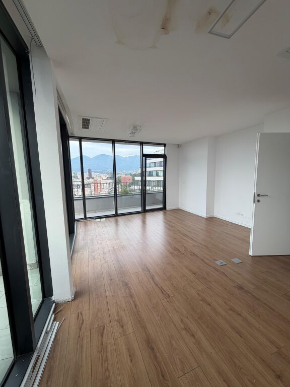 Ufficio in affitto, 4 ambienti di lavoro e 2 bagni in affitto vuoti, LakeView Residence