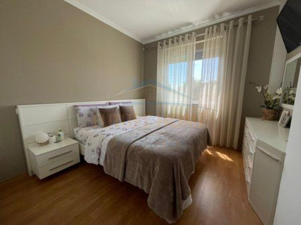 Shitet, Apartament 3+1+2, Fresk, Tiranë.