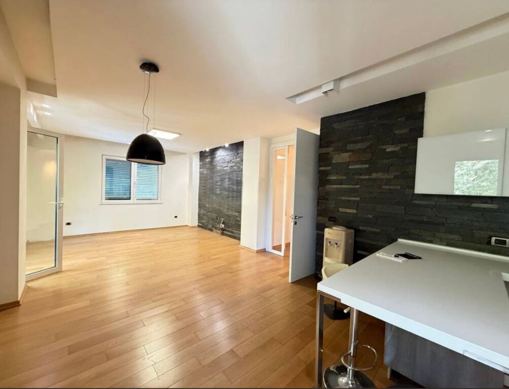 ZYRA ME QIRA – BLLOKU (RRUGA SAMI FRASHËRI) 2,000 € /Muaj