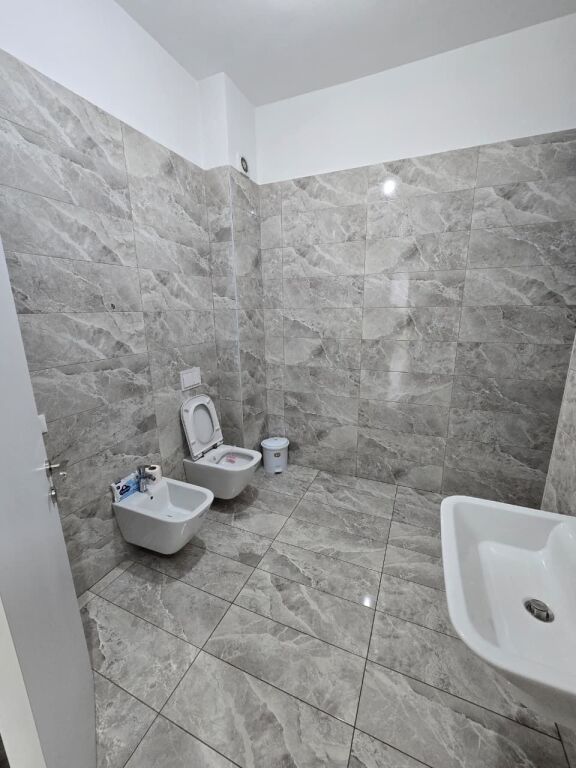 🏢 Jepet me Qira Zyrë 2+1 – Square 21