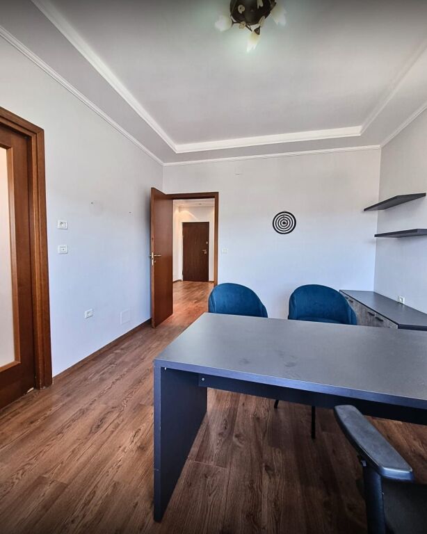 Appartamento 2+1 In Affitto Per Ufficio A Bllok !