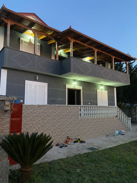 Casa su 2 piani in vendita a Kutalli – 600m² di terreno, casa anche opportunità di business sulla strada principale