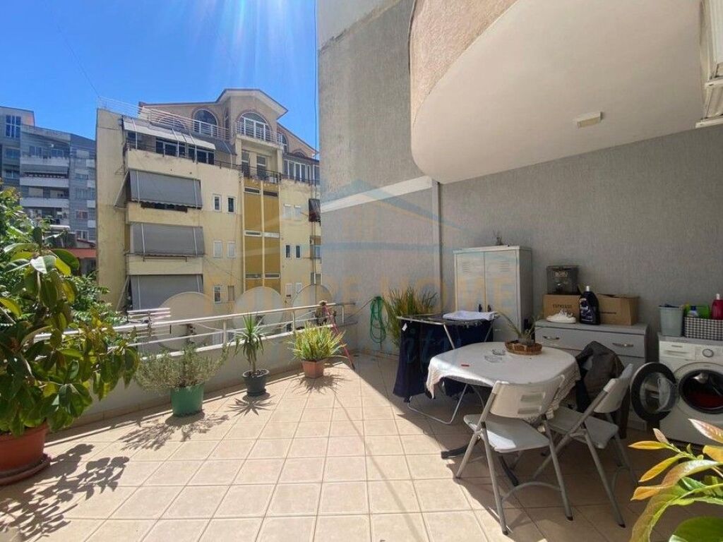 Shitet, Apartament 2+1+Verandë (I konvertuar), Fresku, Tiranë.