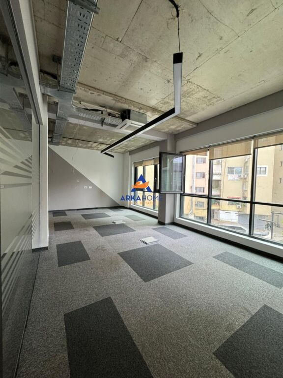 JEPET ZYRE ME QERA 110M2 "RESDINCA VIRIDARIO, RRUGA KOSOVARËVE" 2000 EURO