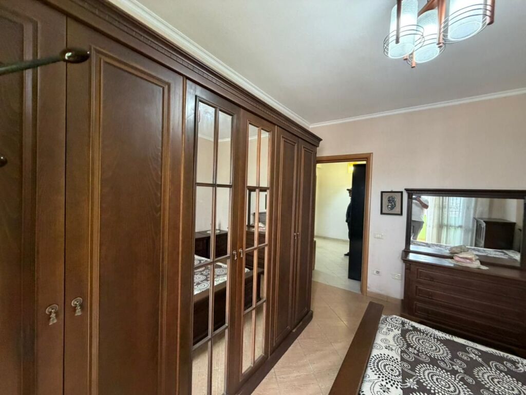 Shitet Apartament 3+1+2+2