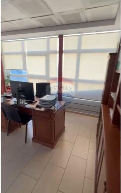 AMBIENT KOMERCIAL ME QIRA TEK RRUGA E KAVAJES