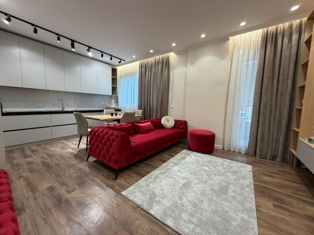 Appartamento 1+1 con posto auto in affitto vicino al Nuovo Mercato, in un edificio nuovo del 2025.