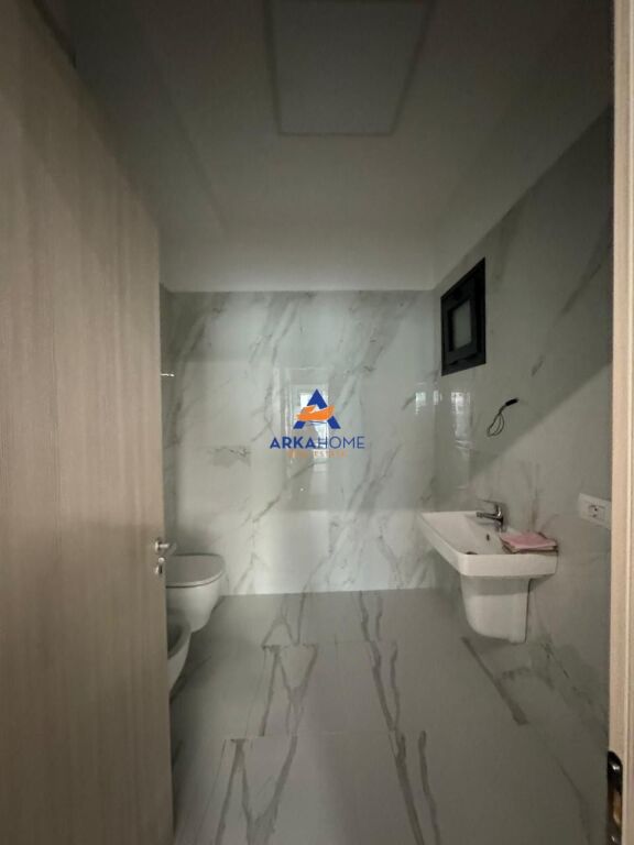 JEPET ZYRE ME QERA 110M2 "RESDINCA VIRIDARIO, RRUGA KOSOVARËVE" 2000 EURO