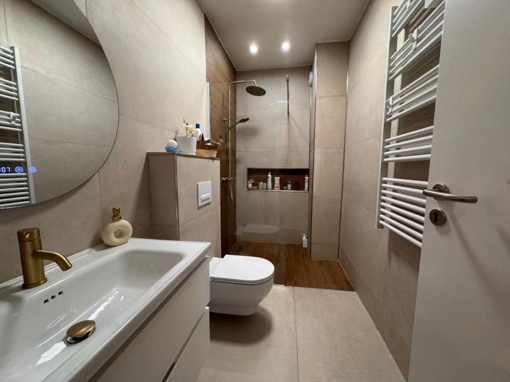 Shitet apartament modern 2+1 + garderobë tek Radisson Collection, Liqeni i Thatë