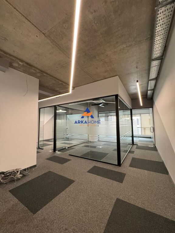 JEPET ZYRE ME QERA 110M2 "RESDINCA VIRIDARIO, RRUGA KOSOVARËVE" 2000 EURO