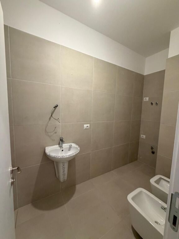 Jepet  2 ambient pune dhe 2 tualete me qira ,Rruga Barrikada