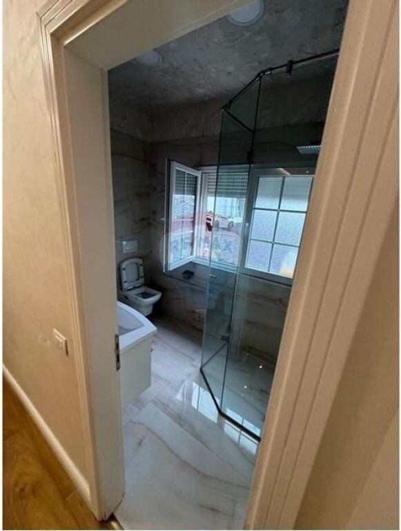Shitet apartament 3+1 (papafingo) ne Fresk
