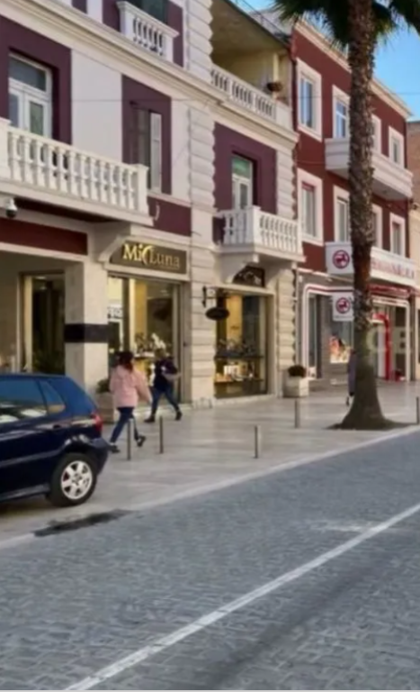 Shiten Dy vilat ngjitur me njera tjetren te bulevardi kryesor