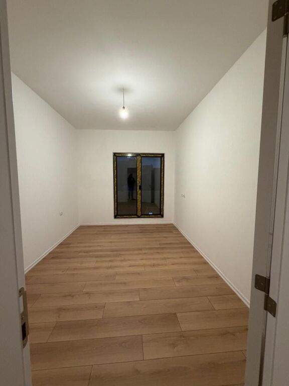 Jepet  2 ambient pune dhe 2 tualete me qira ,Rruga Barrikada